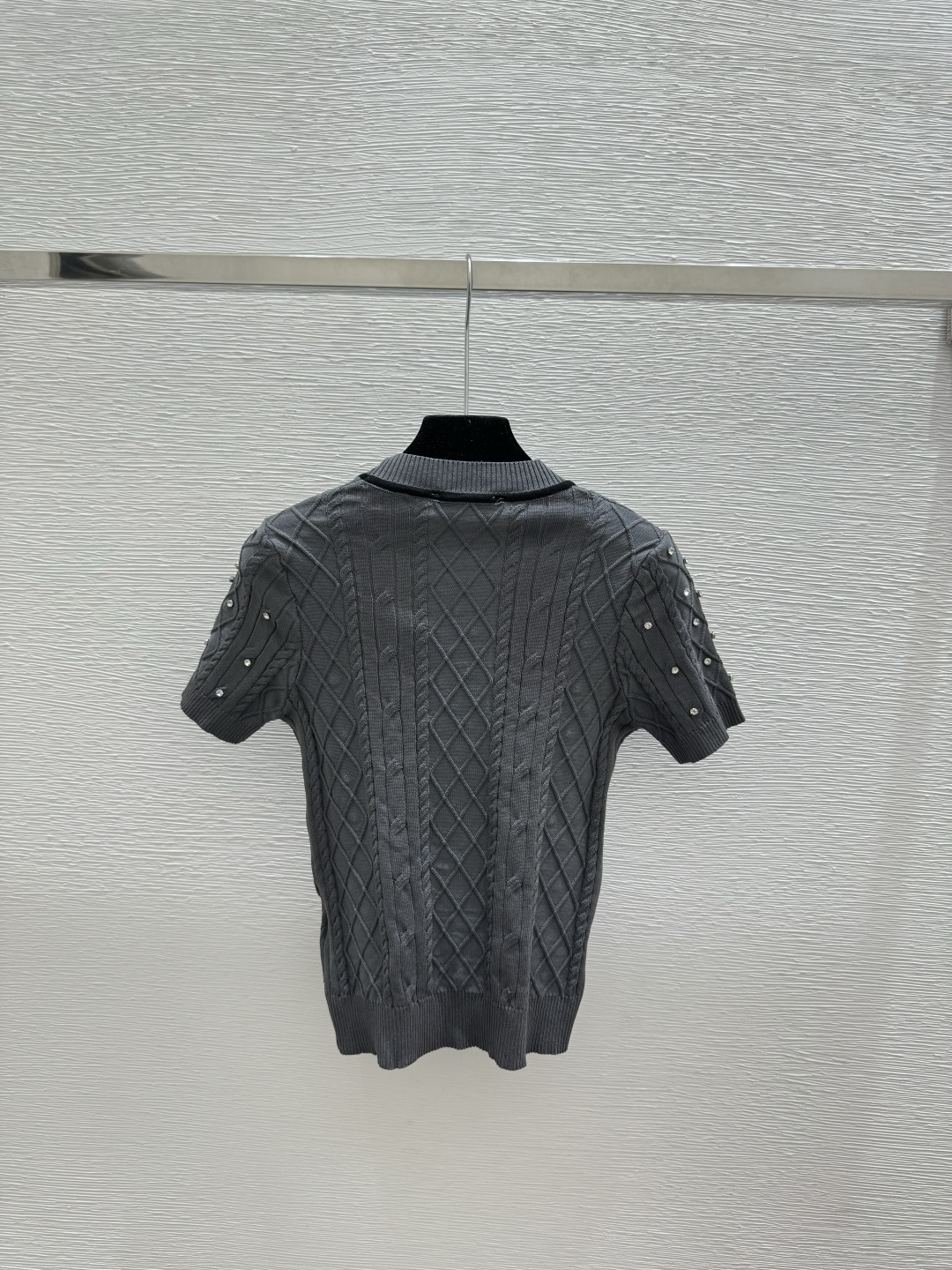 🆕M家🆕 早春新款 纯色钉珠圆领针织短袖颜色：白色 灰色尺码：36.38.40