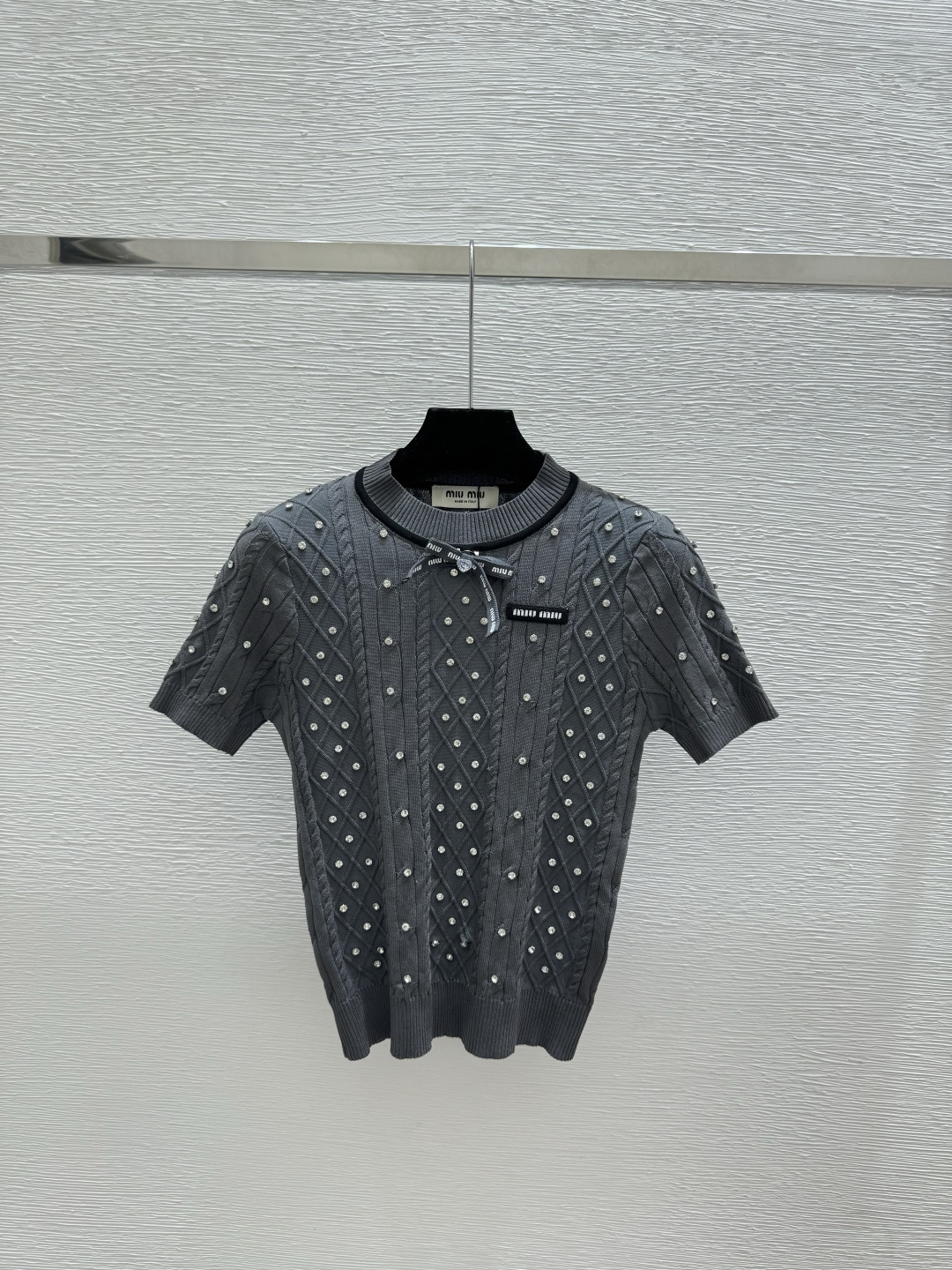 🆕M家🆕 早春新款 纯色钉珠圆领针织短袖颜色：白色 灰色尺码：36.38.40