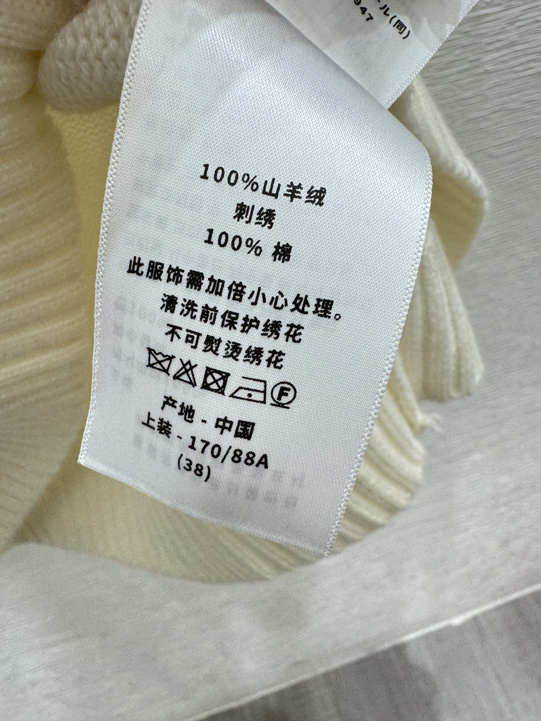 🆕D家🆕 早春新款 撞色五角星字母刺绣圆领针织短袖颜色：白色尺码：36.38.40