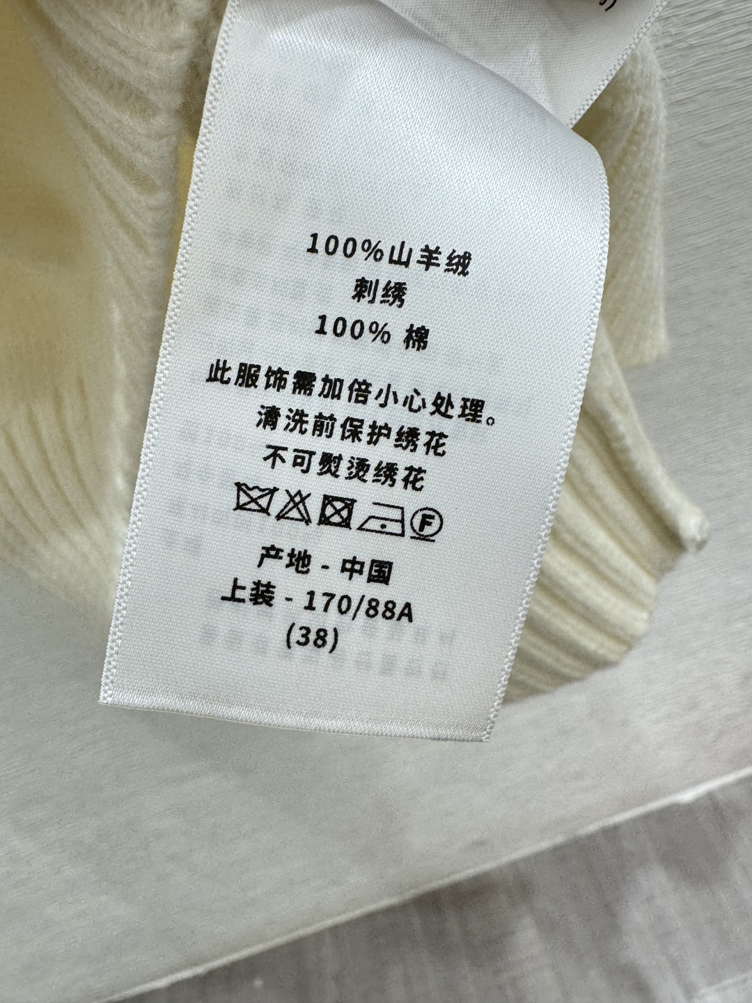 🆕D家🆕 早春新款 撞色五角星圆领针织短袖颜色：白色 尺码：36.38.40