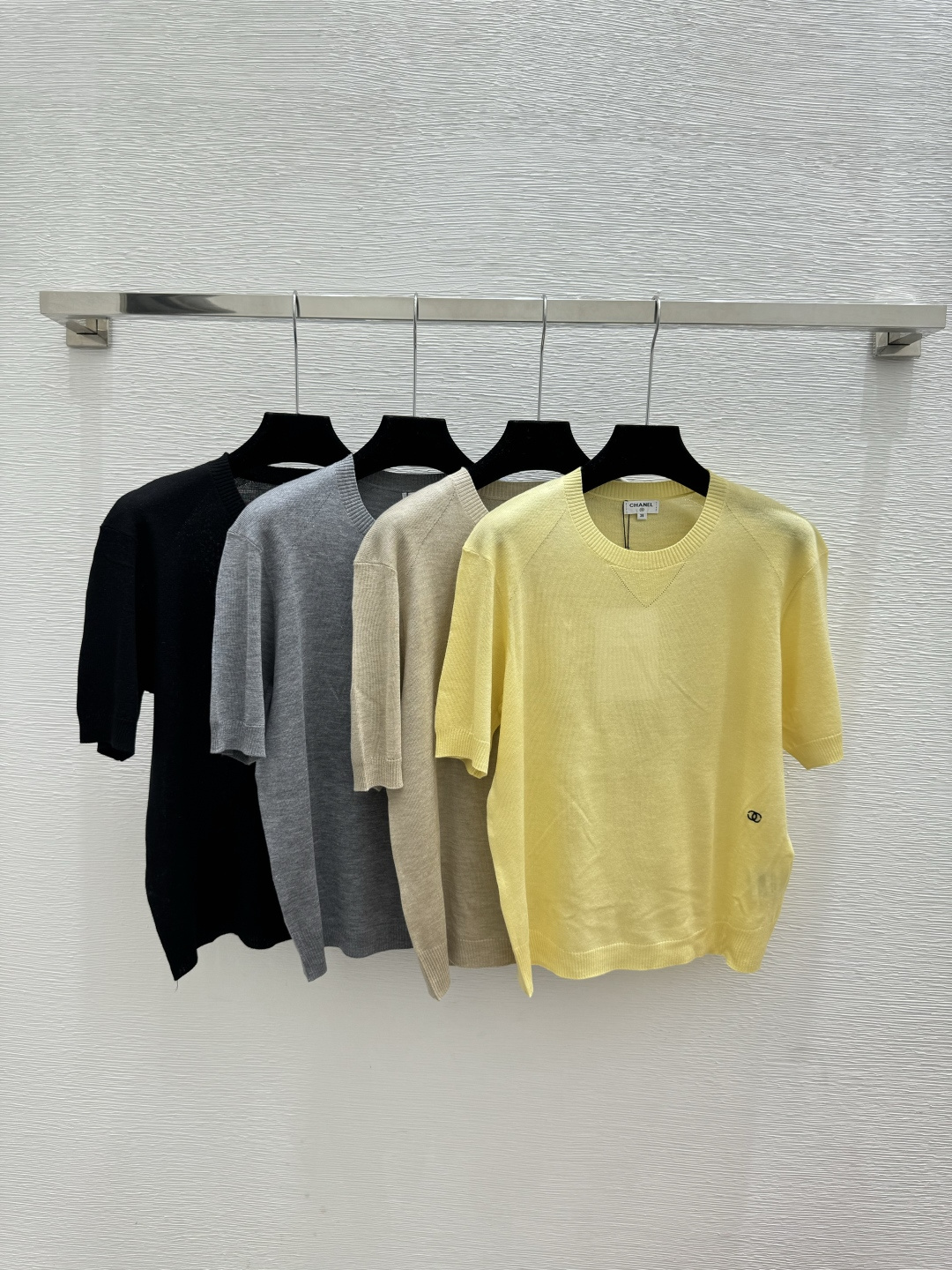 🆕CH家🆕 早春新款 纯色简约圆领针织短袖颜色：黄色 卡其 灰色 黑色尺码：36.38.40