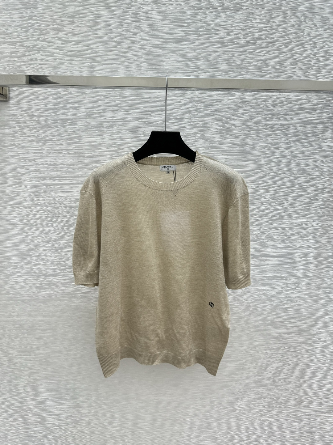 🆕CH家🆕 早春新款 纯色简约圆领针织短袖颜色：黄色 卡其 灰色 黑色尺码：36.38.40