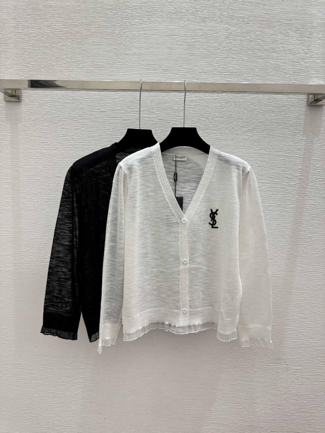 🆕Y家🆕 早春新款 纯色简约V领针织长袖开衫颜色：白色 黑色尺码：36.38.40