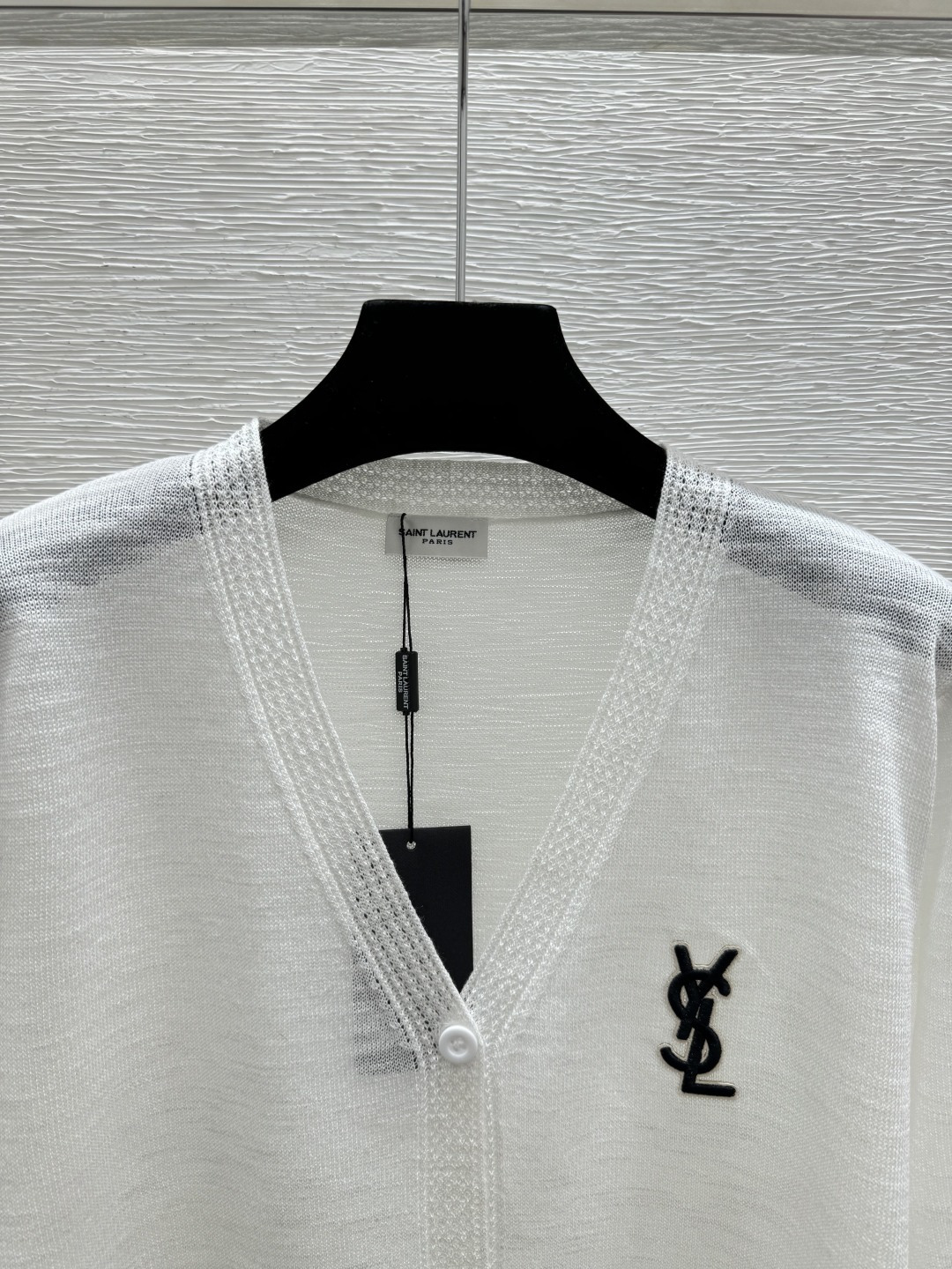 🆕Y家🆕 早春新款 纯色简约V领针织长袖开衫颜色：白色 黑色尺码：36.38.40