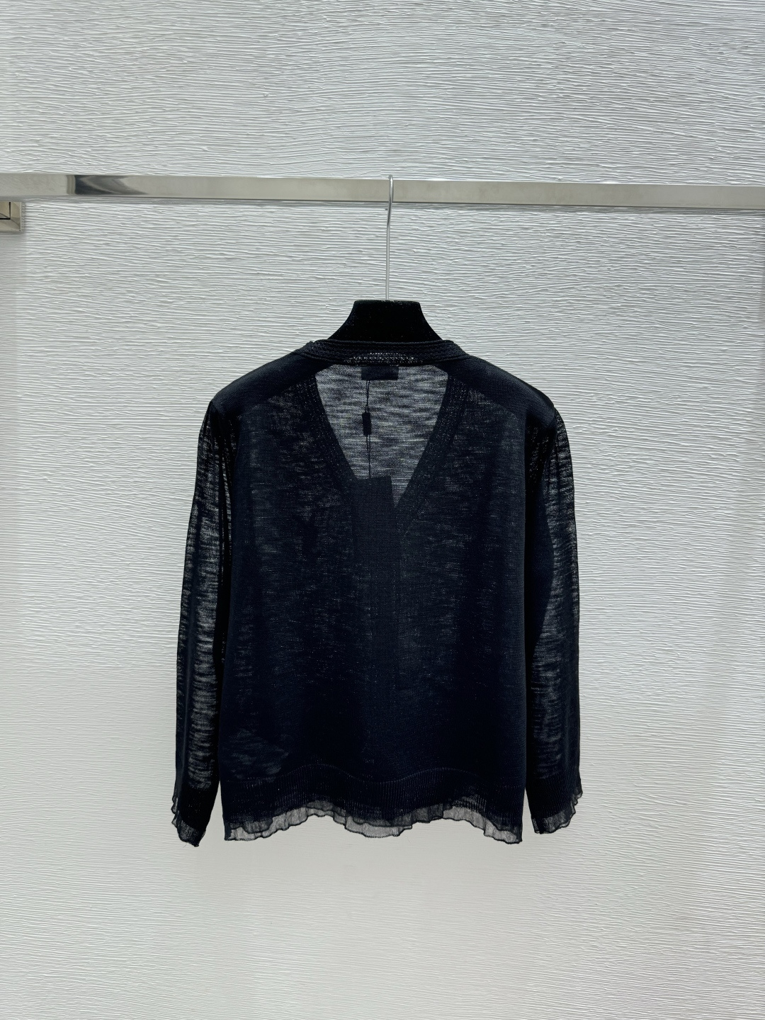 🆕Y家🆕 早春新款 纯色简约V领针织长袖开衫颜色：白色 黑色尺码：36.38.40