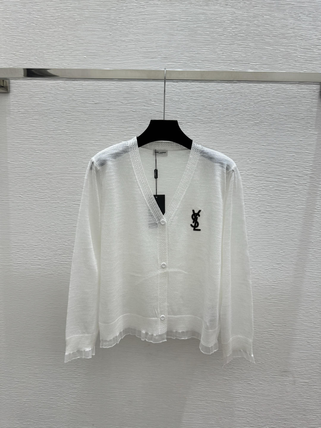 🆕Y家🆕 早春新款 纯色简约V领针织长袖开衫颜色：白色 黑色尺码：36.38.40