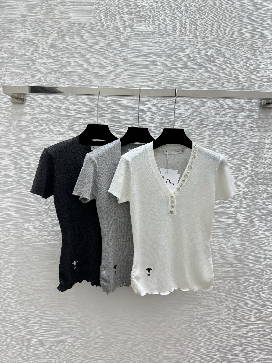 🆕D家🆕 早春新款 纯色简约V领针织短袖颜色：白色 浅灰 深灰尺码：36.38.40