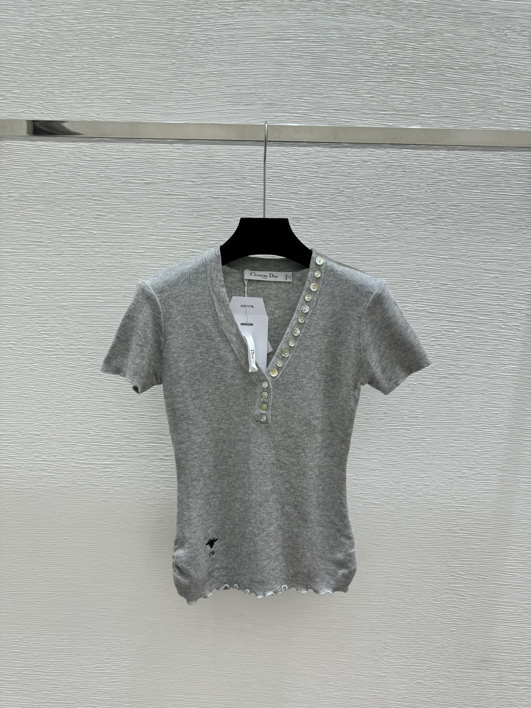 🆕D家🆕 早春新款 纯色简约V领针织短袖颜色：白色 浅灰 深灰尺码：36.38.40