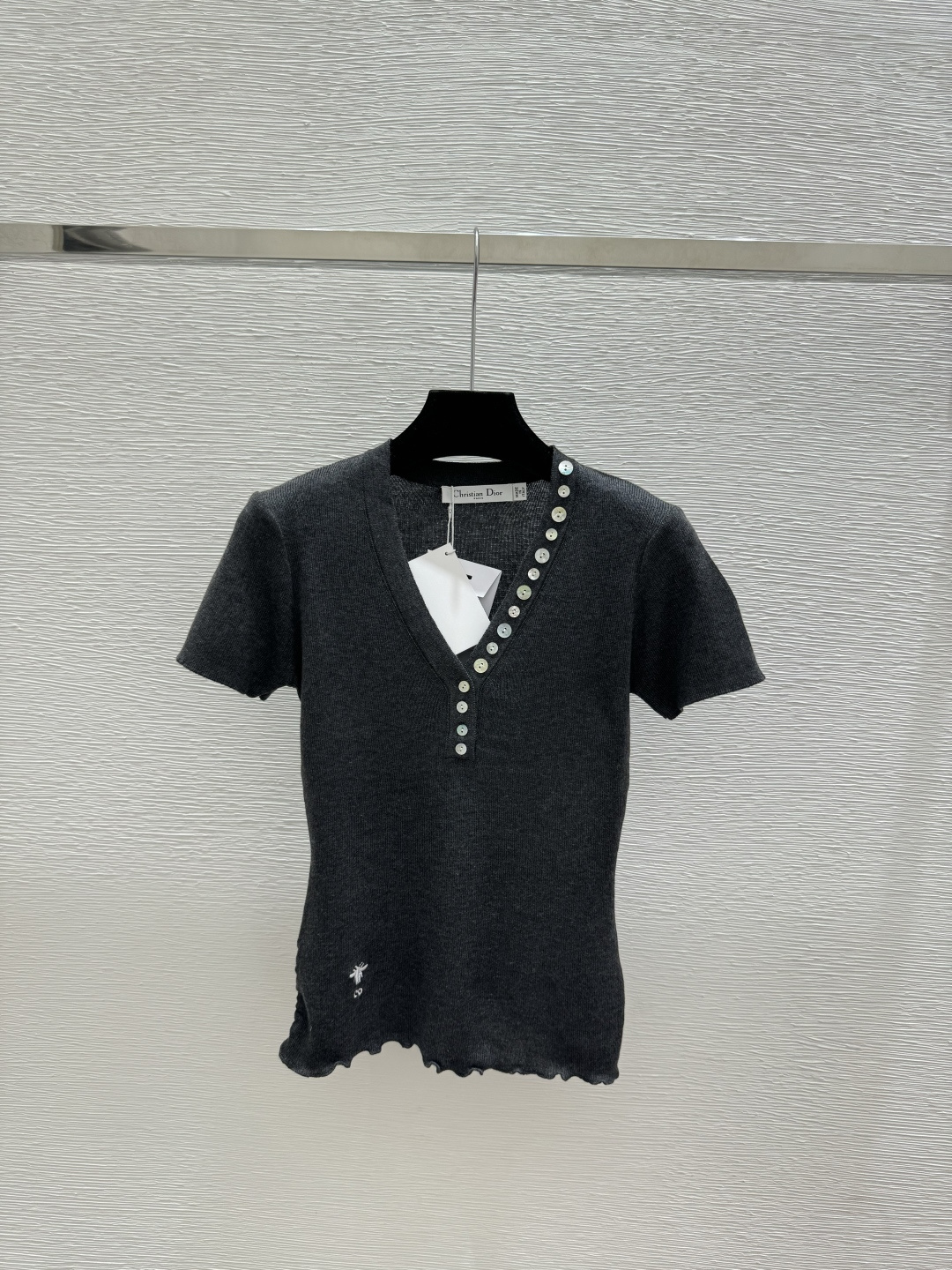 🆕D家🆕 早春新款 纯色简约V领针织短袖颜色：白色 浅灰 深灰尺码：36.38.40