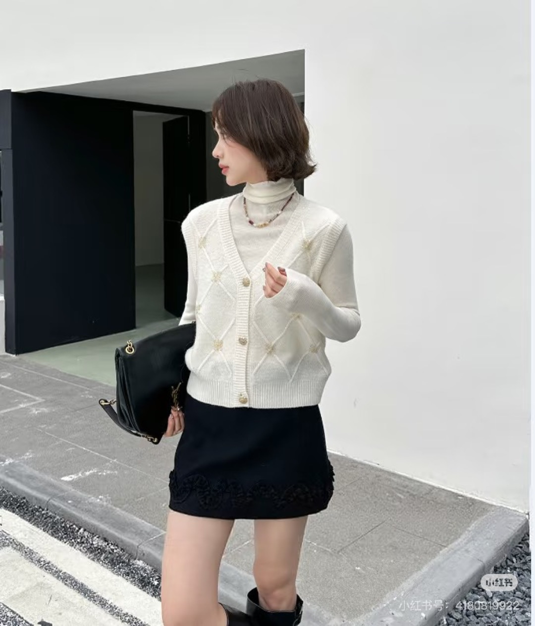 🆕CH家🆕 早春新款 纯色菱格重工钉珠圆领针织背心开衫颜色：白色 黑色尺码：36.38.40