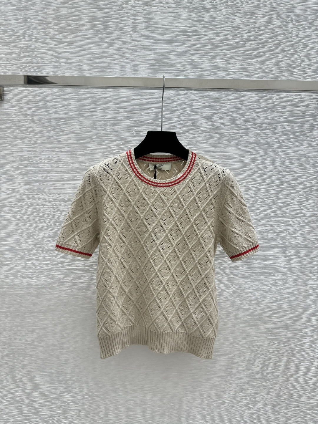 🆕F家🆕 早春新款 纯色菱格字母镂空圆领针织短袖颜色：卡其尺码：36.38.40