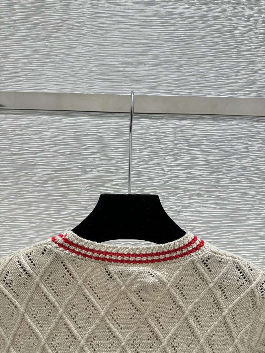 🆕F家🆕 早春新款 纯色菱格字母镂空圆领针织短袖颜色：卡其尺码：36.38.40