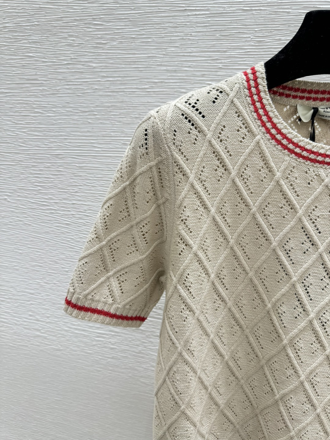 🆕F家🆕 早春新款 纯色菱格字母镂空圆领针织短袖颜色：卡其尺码：36.38.40