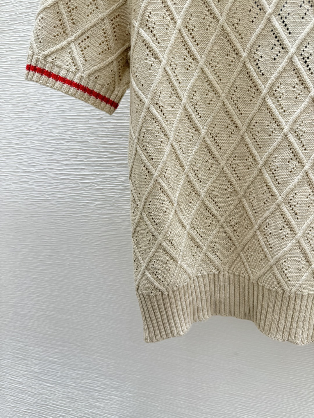 🆕F家🆕 早春新款 纯色菱格字母镂空圆领针织短袖颜色：卡其尺码：36.38.40