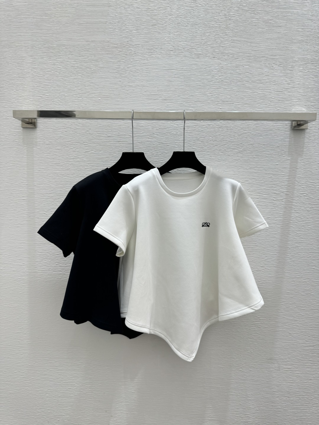 🆕LO家🆕 早春新款 纯色简约圆领短袖颜色：白色 黑色尺码：36.38.40