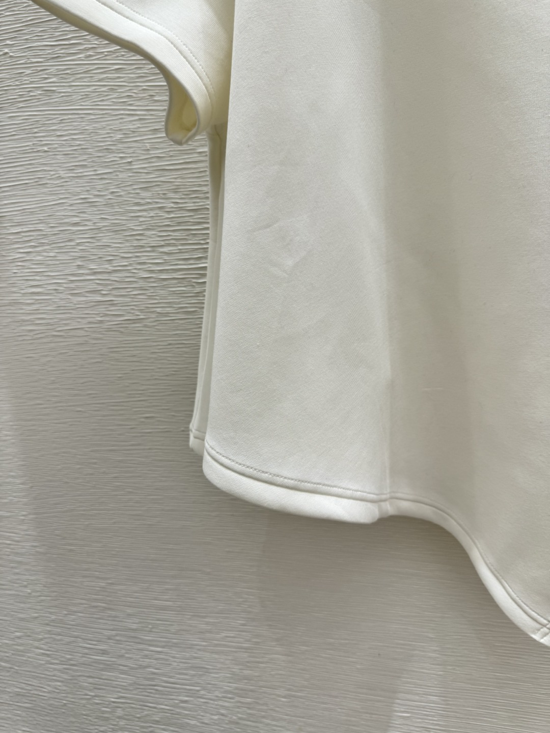 🆕LO家🆕 早春新款 纯色简约圆领短袖颜色：白色 黑色尺码：36.38.40