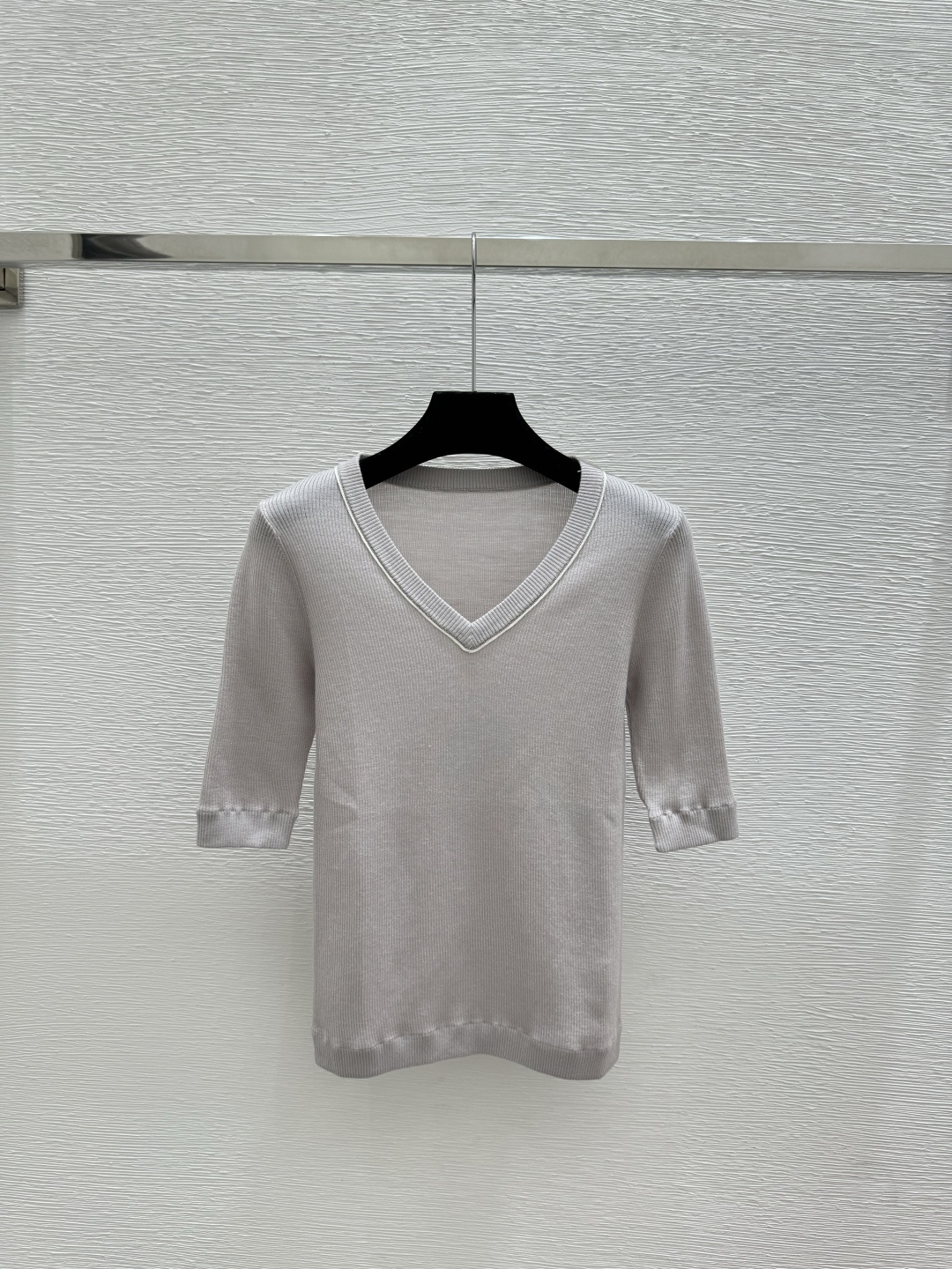 🆕BC家🆕 早春新款 纯色钉珠V领针织短袖颜色：紫色 灰色 黑色尺码：36.38.40