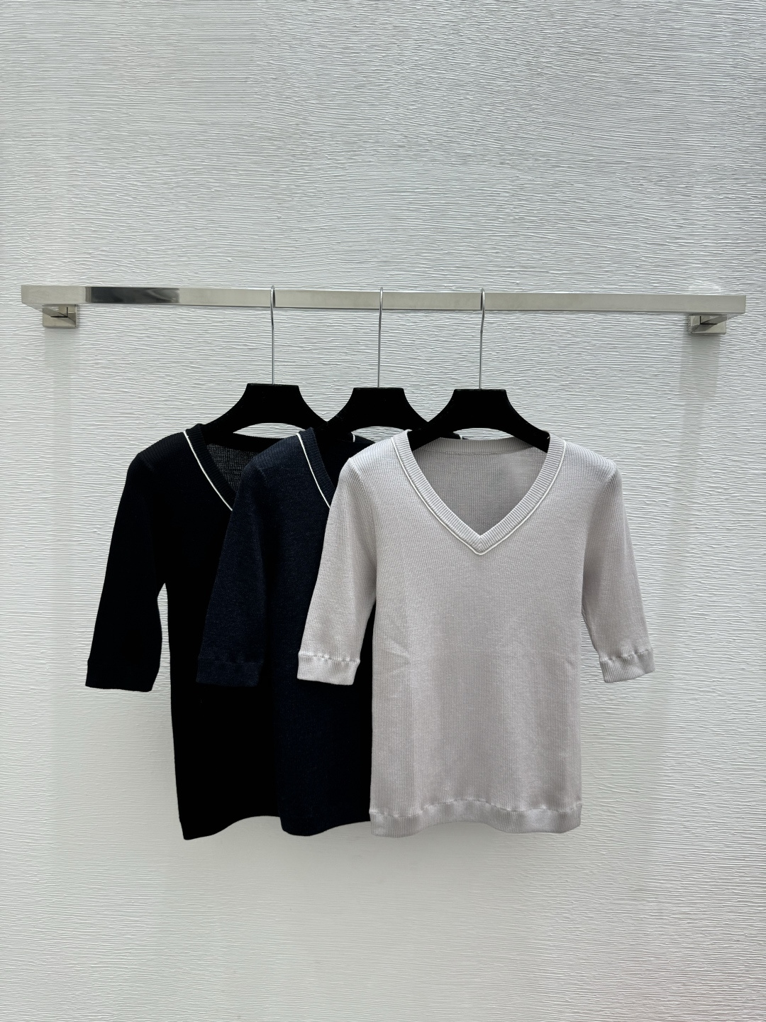 🆕BC家🆕 早春新款 纯色钉珠V领针织短袖颜色：紫色 灰色 黑色尺码：36.38.40