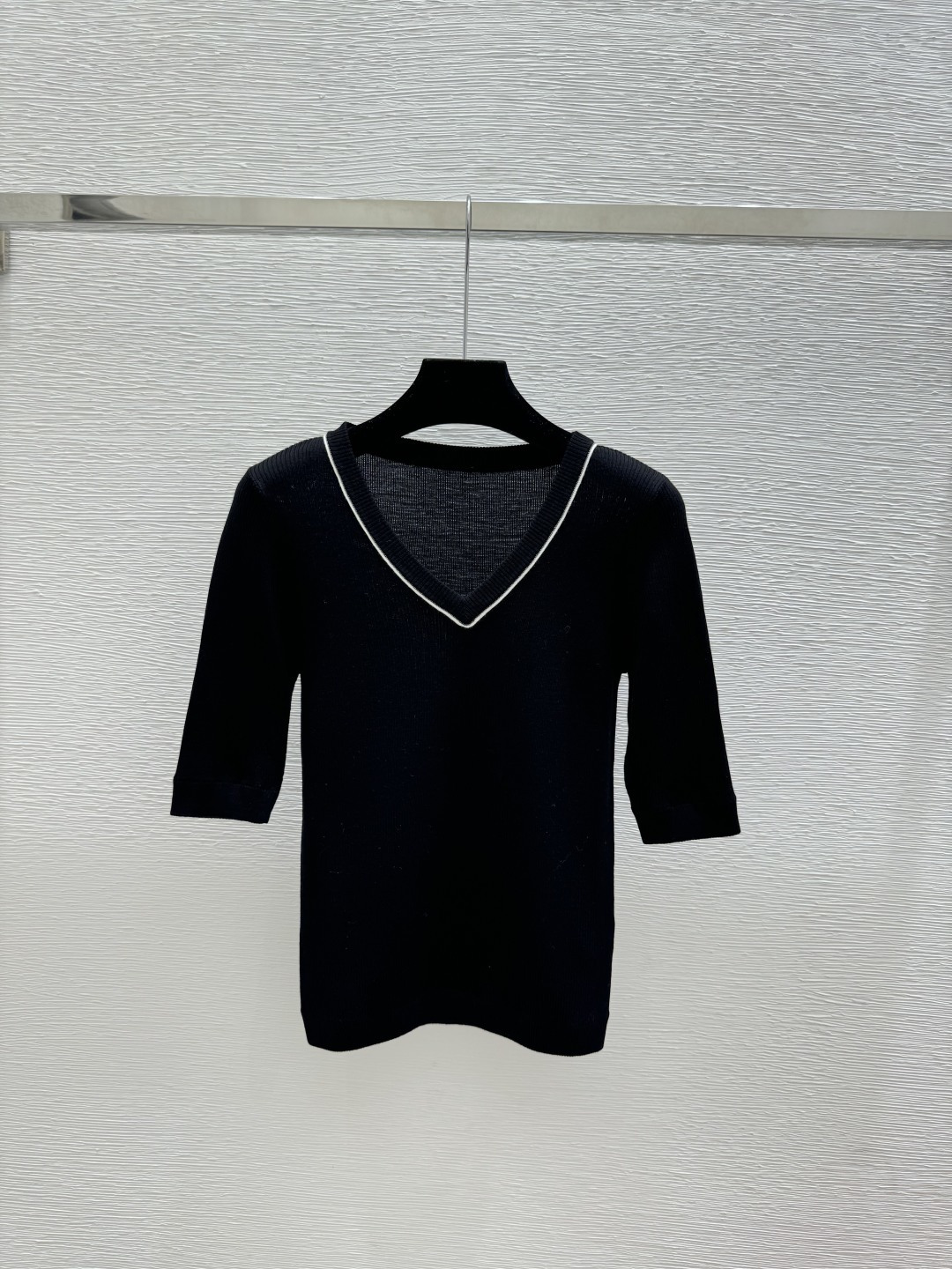 🆕BC家🆕 早春新款 纯色钉珠V领针织短袖颜色：紫色 灰色 黑色尺码：36.38.40