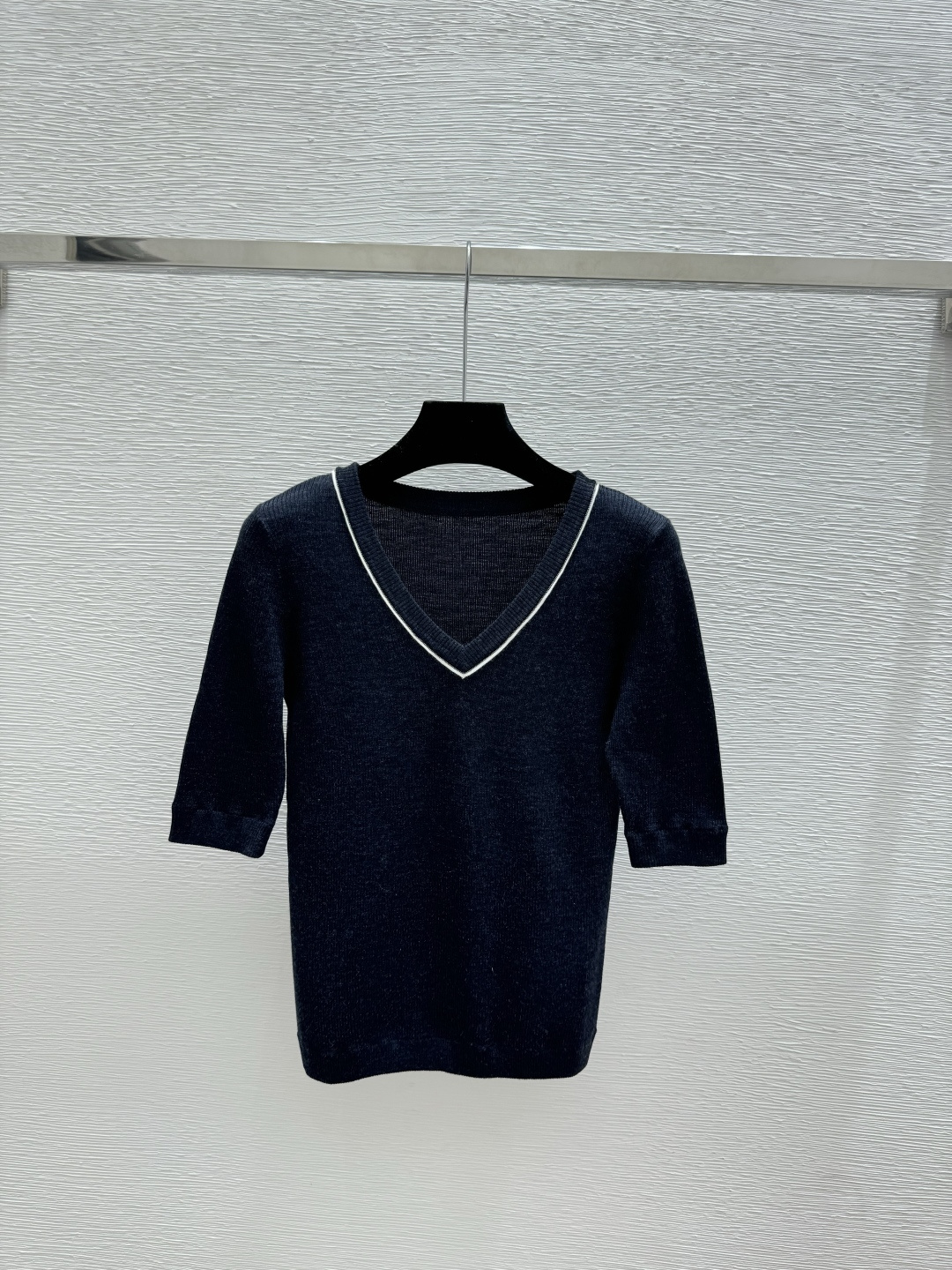 🆕BC家🆕 早春新款 纯色钉珠V领针织短袖颜色：紫色 灰色 黑色尺码：36.38.40