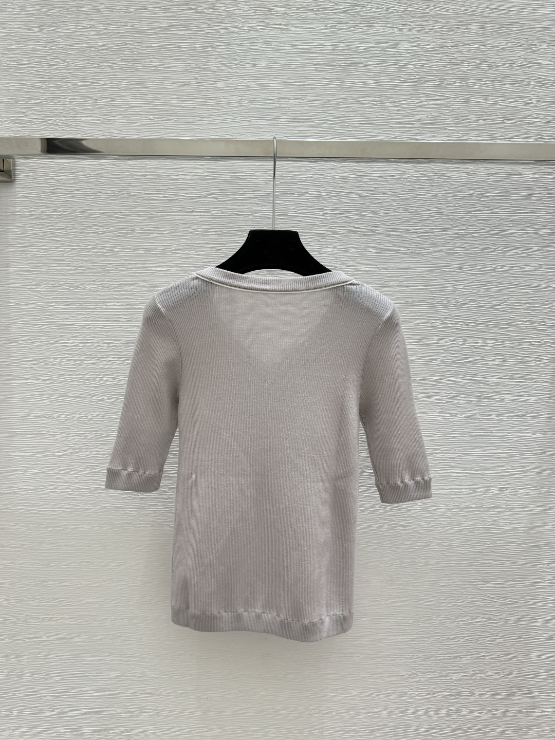 🆕BC家🆕 早春新款 纯色钉珠V领针织短袖颜色：紫色 灰色 黑色尺码：36.38.40