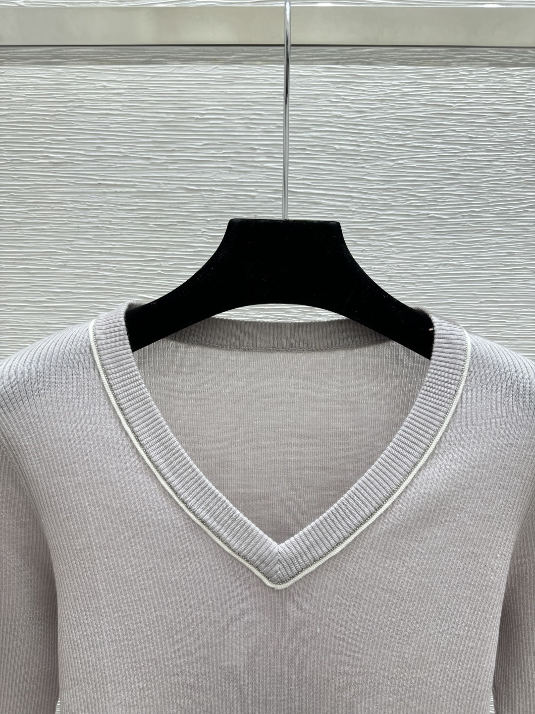 🆕BC家🆕 早春新款 纯色钉珠V领针织短袖颜色：紫色 灰色 黑色尺码：36.38.40