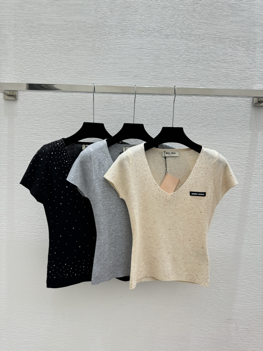 🆕家🆕 早春新款 纯色烫钻V领针织短袖颜色：卡其 灰色 黑色尺码：36.38.40