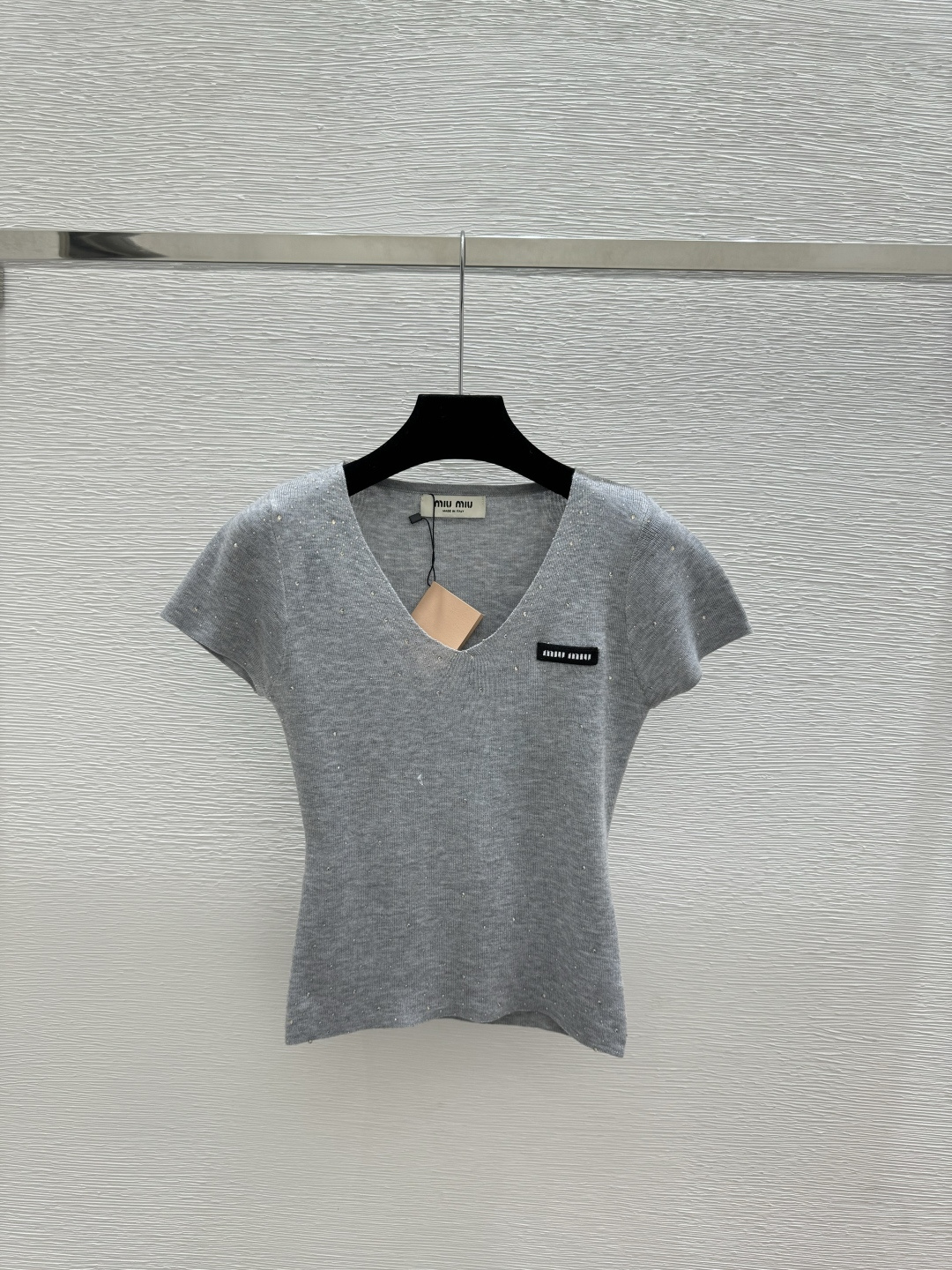 🆕家🆕 早春新款 纯色烫钻V领针织短袖颜色：卡其 灰色 黑色尺码：36.38.40