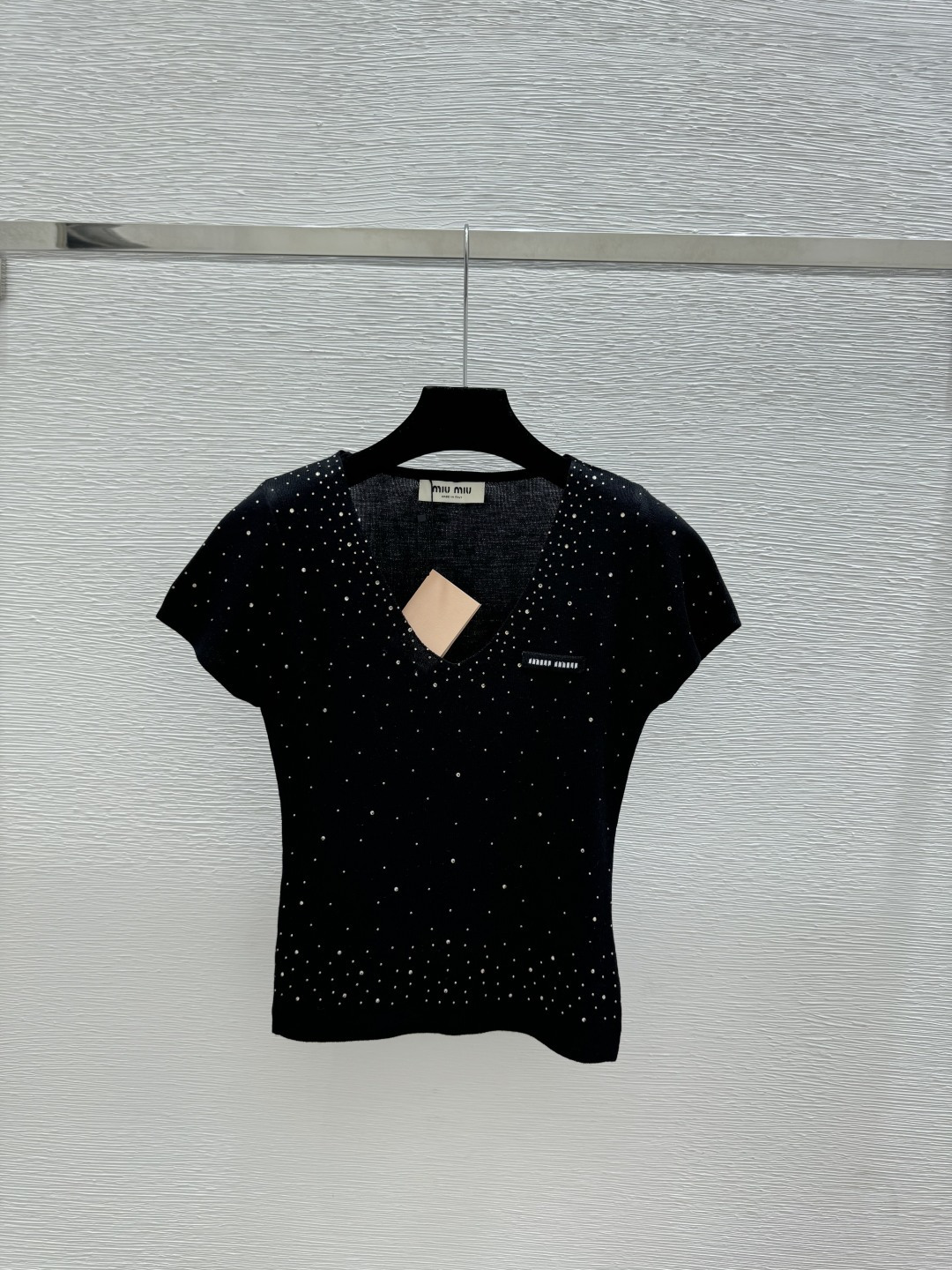 🆕家🆕 早春新款 纯色烫钻V领针织短袖颜色：卡其 灰色 黑色尺码：36.38.40