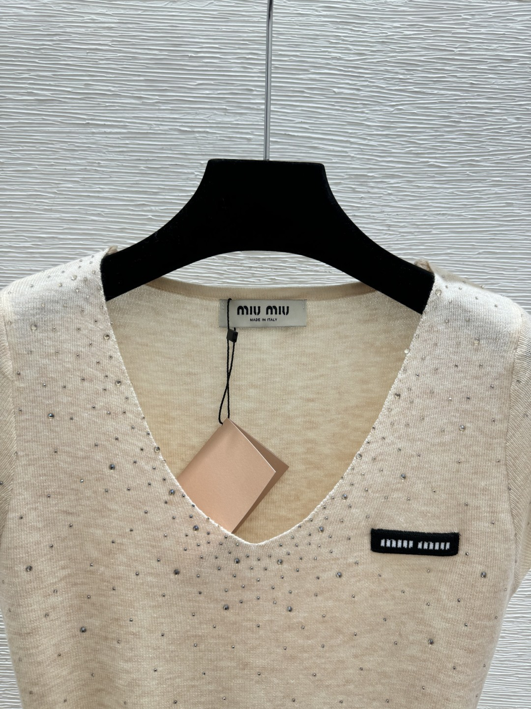 🆕家🆕 早春新款 纯色烫钻V领针织短袖颜色：卡其 灰色 黑色尺码：36.38.40