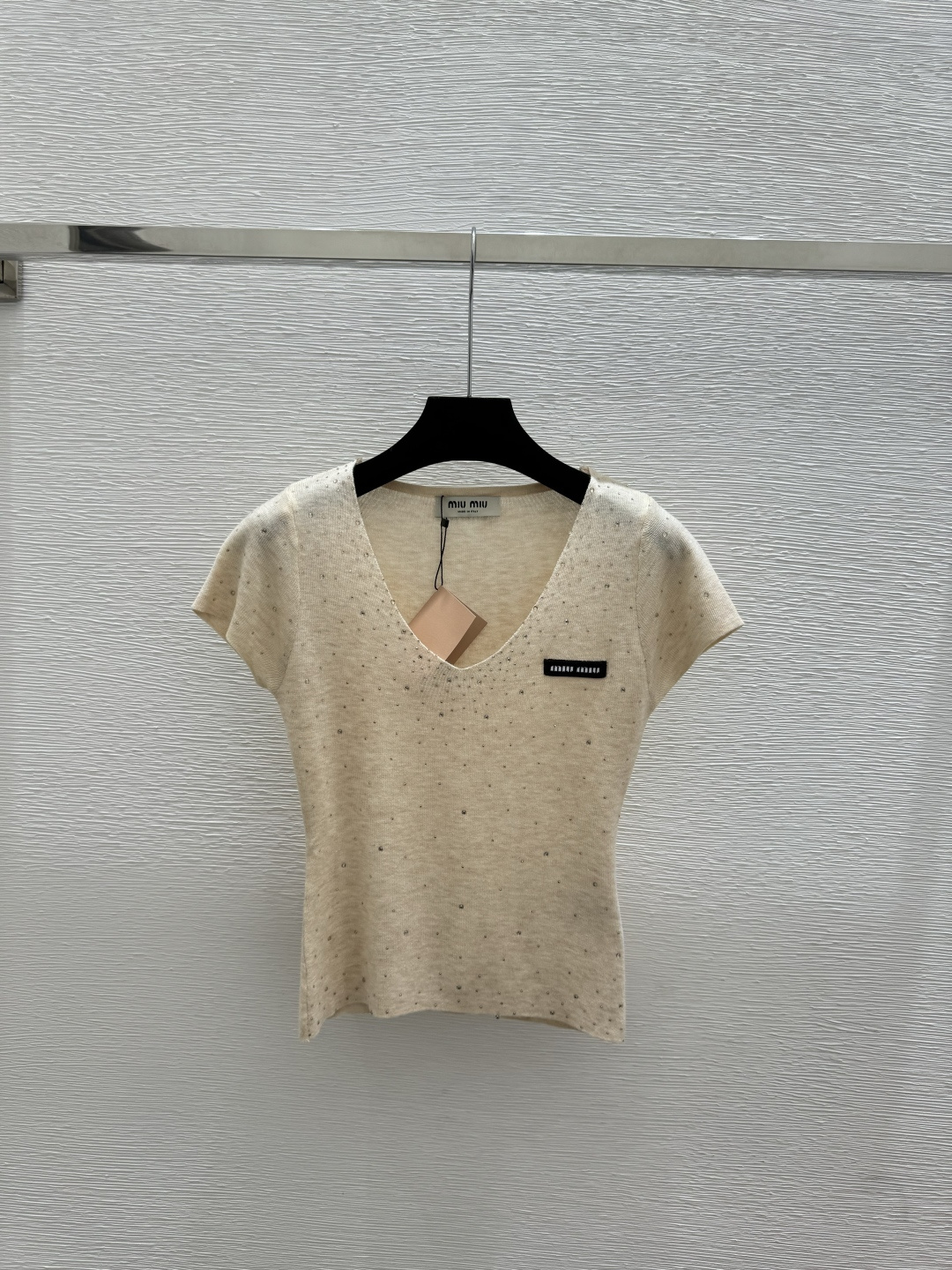 🆕家🆕 早春新款 纯色烫钻V领针织短袖颜色：卡其 灰色 黑色尺码：36.38.40