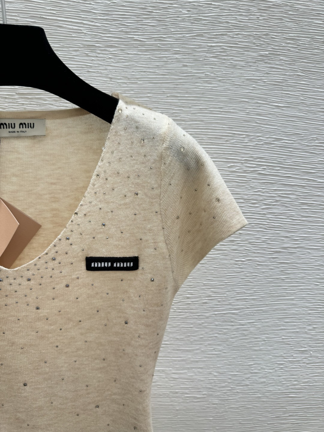 🆕家🆕 早春新款 纯色烫钻V领针织短袖颜色：卡其 灰色 黑色尺码：36.38.40