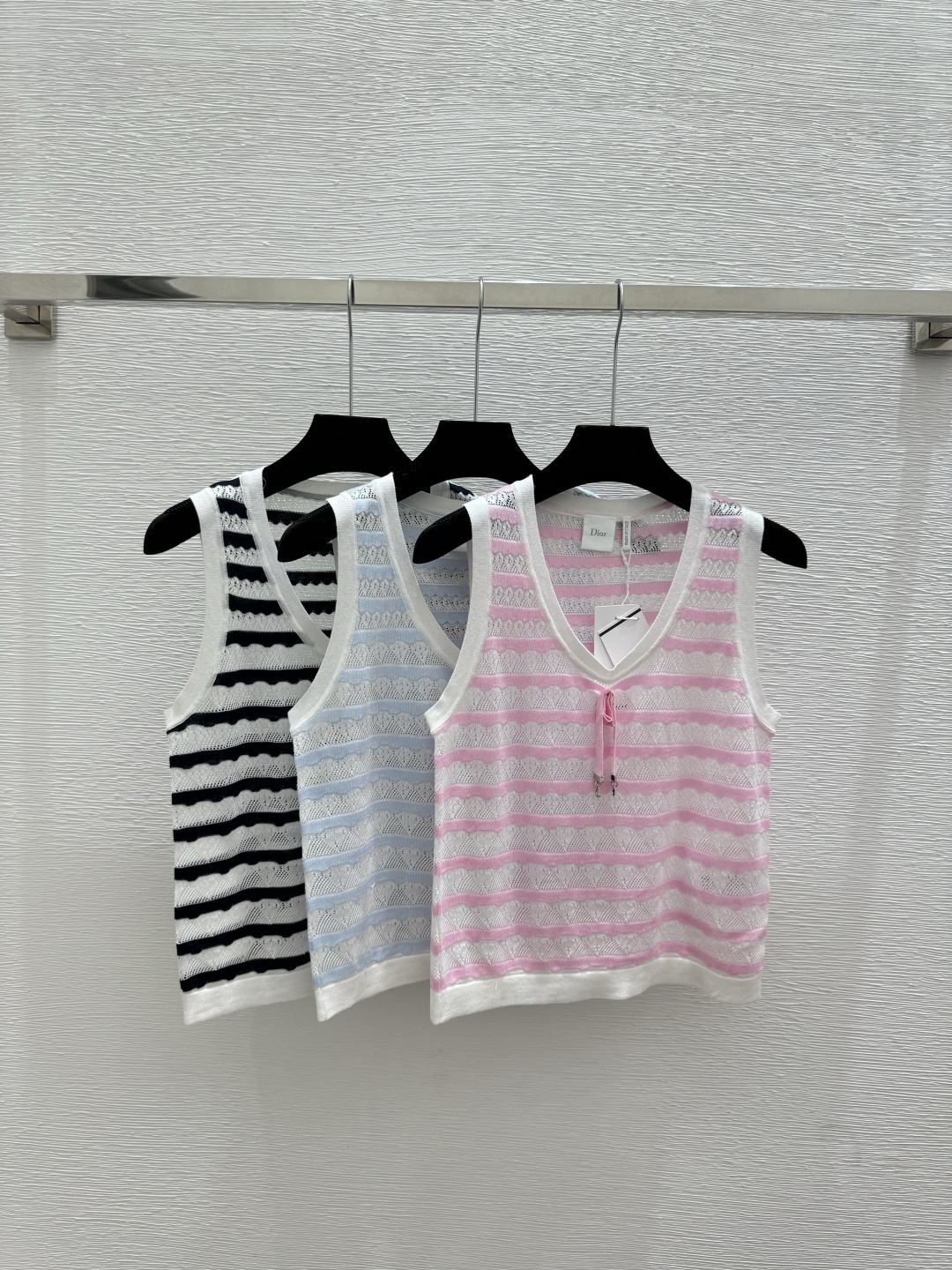 🆕D家🆕 早春新款 撞色条纹镂空V领针织背心颜色：粉色 蓝色 黑色尺码：36.38.40
