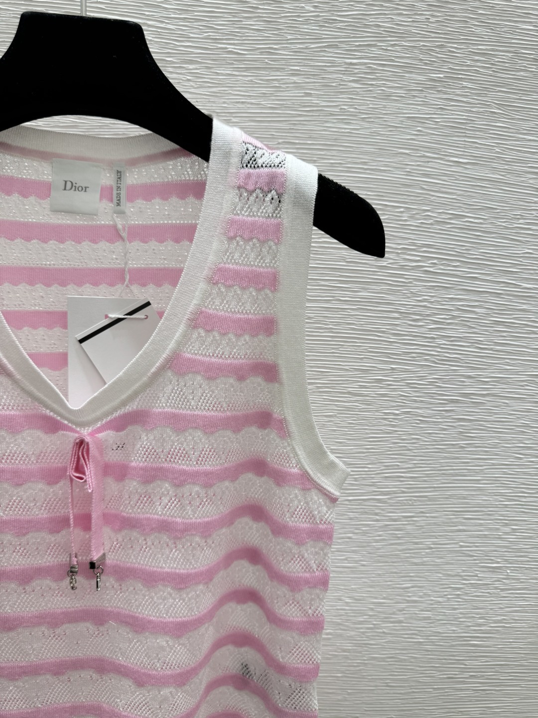 🆕D家🆕 早春新款 撞色条纹镂空V领针织背心颜色：粉色 蓝色 黑色尺码：36.38.40