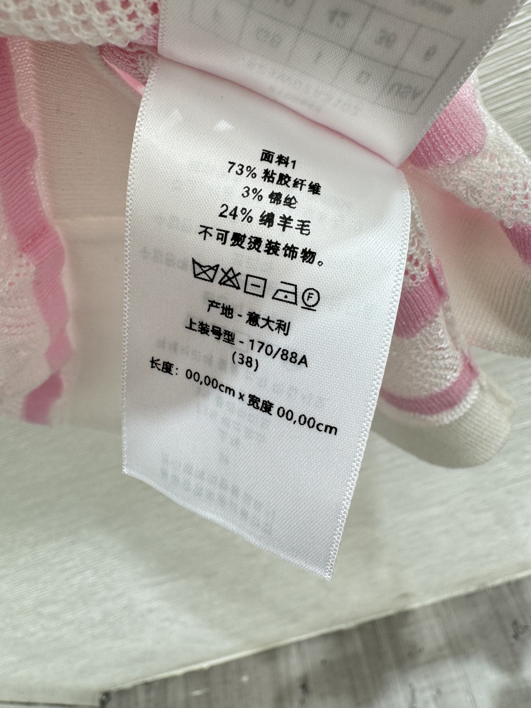 🆕D家🆕 早春新款 撞色条纹镂空V领针织背心颜色：粉色 蓝色 黑色尺码：36.38.40