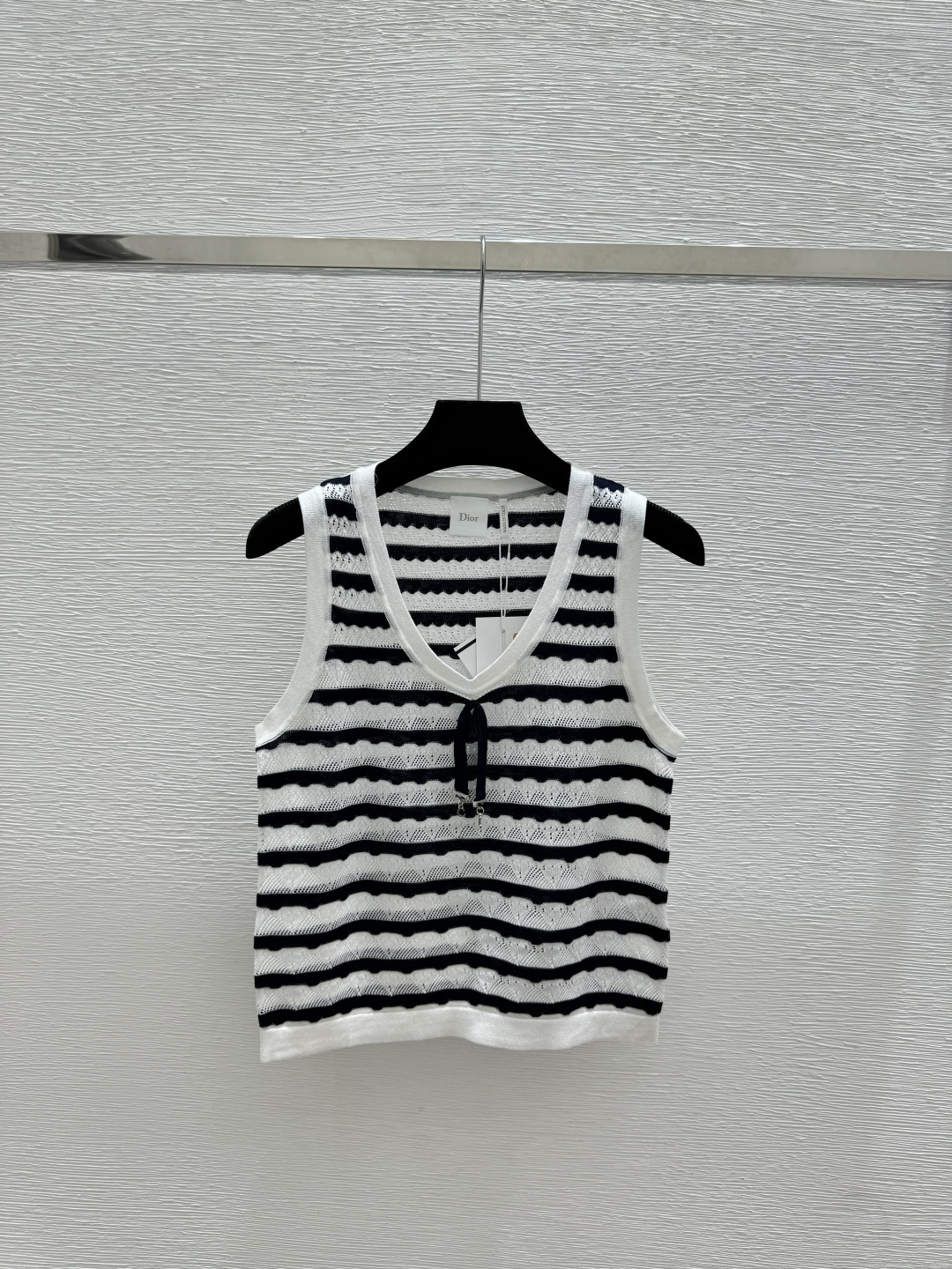 🆕D家🆕 早春新款 撞色条纹镂空V领针织背心颜色：粉色 蓝色 黑色尺码：36.38.40