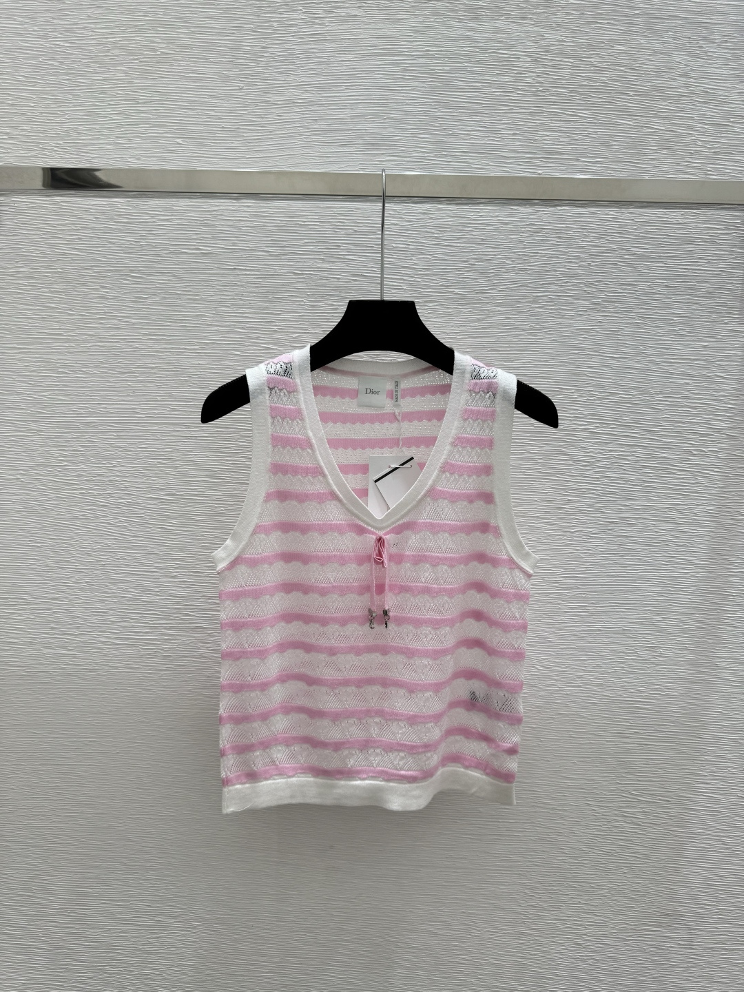 🆕D家🆕 早春新款 撞色条纹镂空V领针织背心颜色：粉色 蓝色 黑色尺码：36.38.40