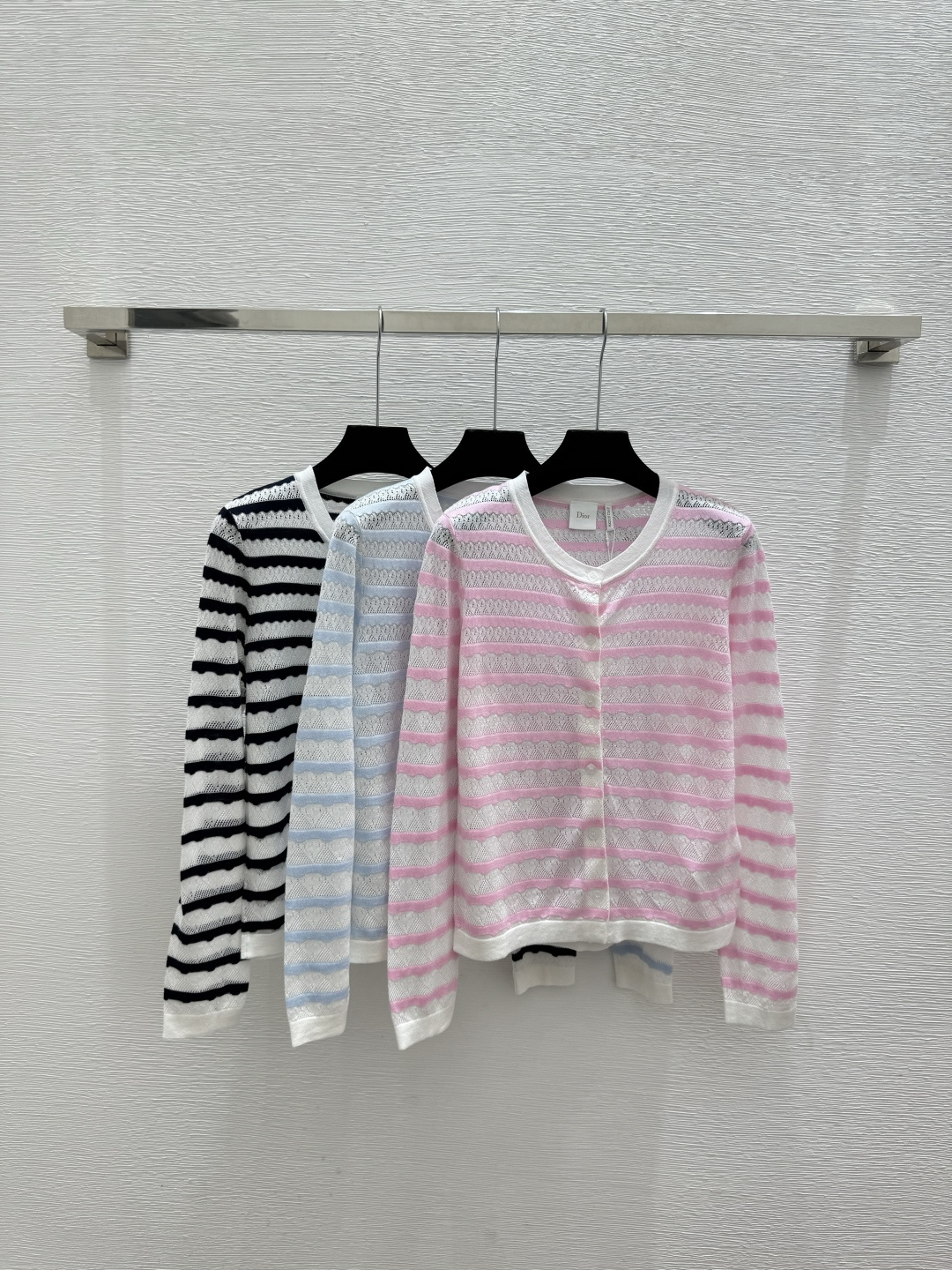 🆕D家🆕 早春新款 撞色条纹镂空圆领针织长袖开衫颜色：粉色 蓝色 黑色尺码：36.38.40