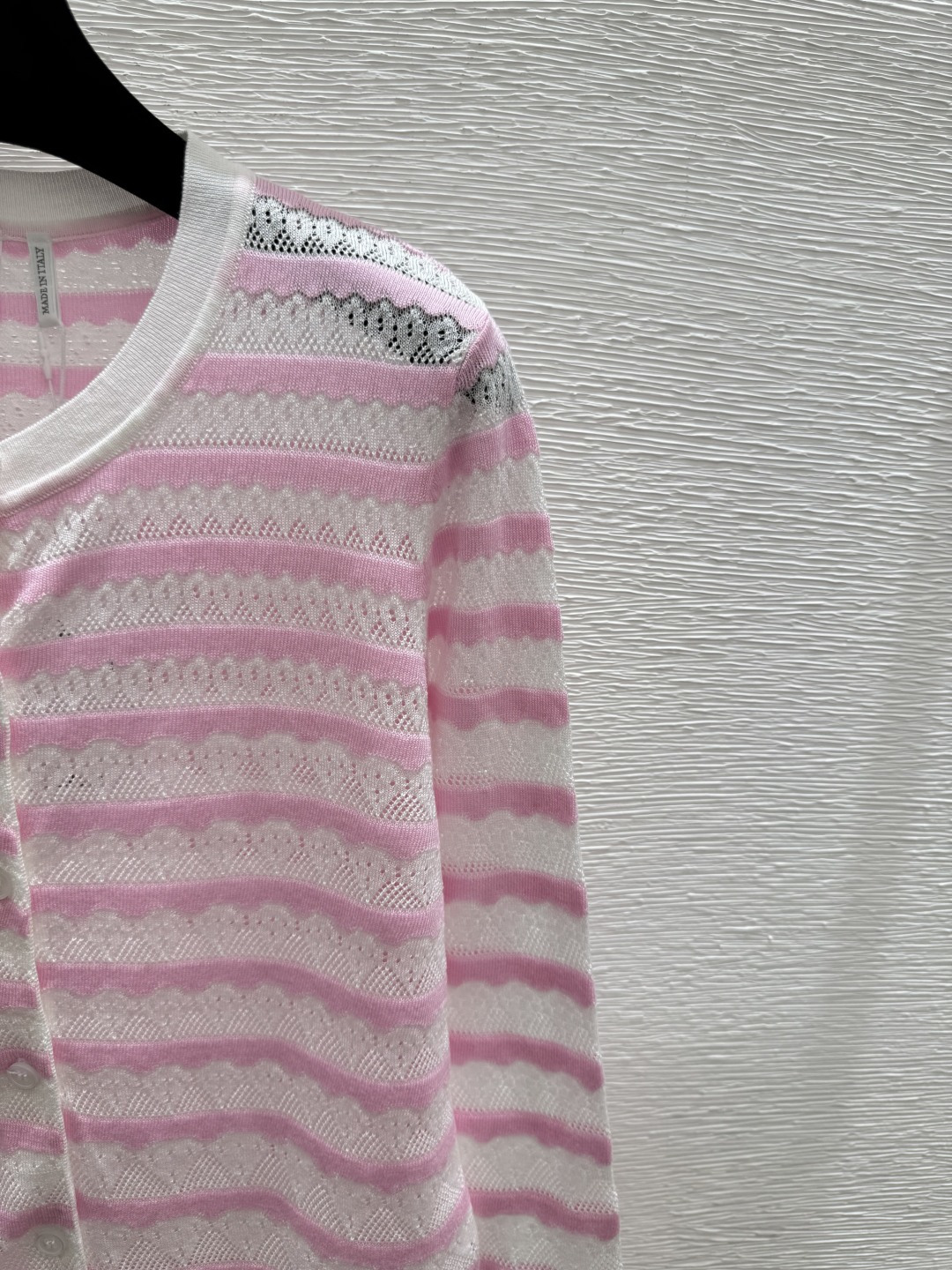 🆕D家🆕 早春新款 撞色条纹镂空圆领针织长袖开衫颜色：粉色 蓝色 黑色尺码：36.38.40