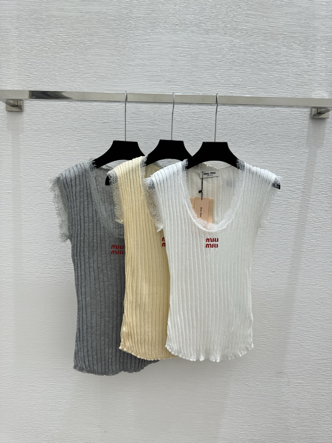 🆕M家🆕 早春新款 纯色 蕾丝圆领针织背心颜色：白色 黄色 灰色尺码：36.38.40