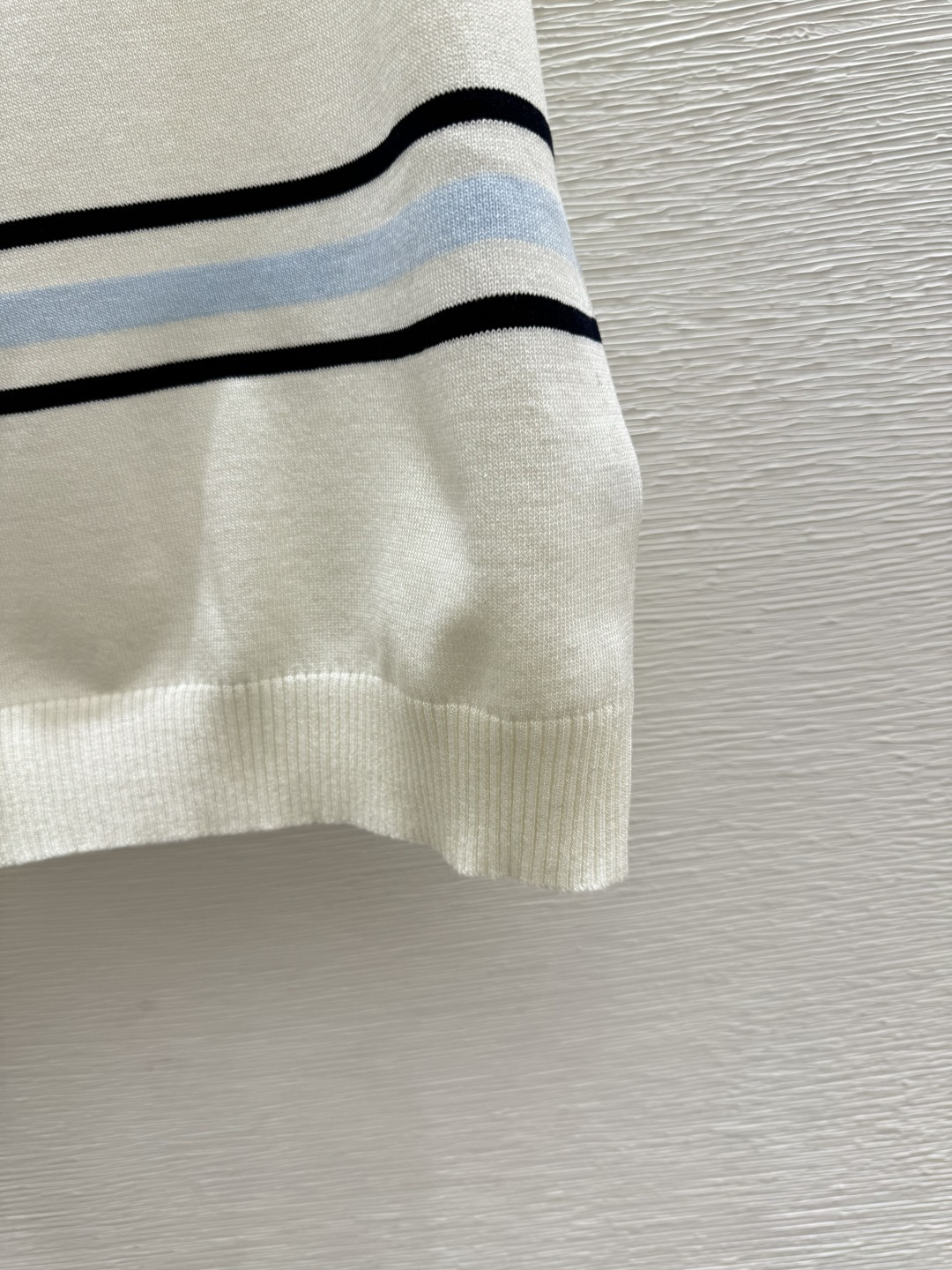 🆕LO家🆕 早春新款 撞色条纹翻领针织短袖颜色：白色 黑色尺码：36.38.40