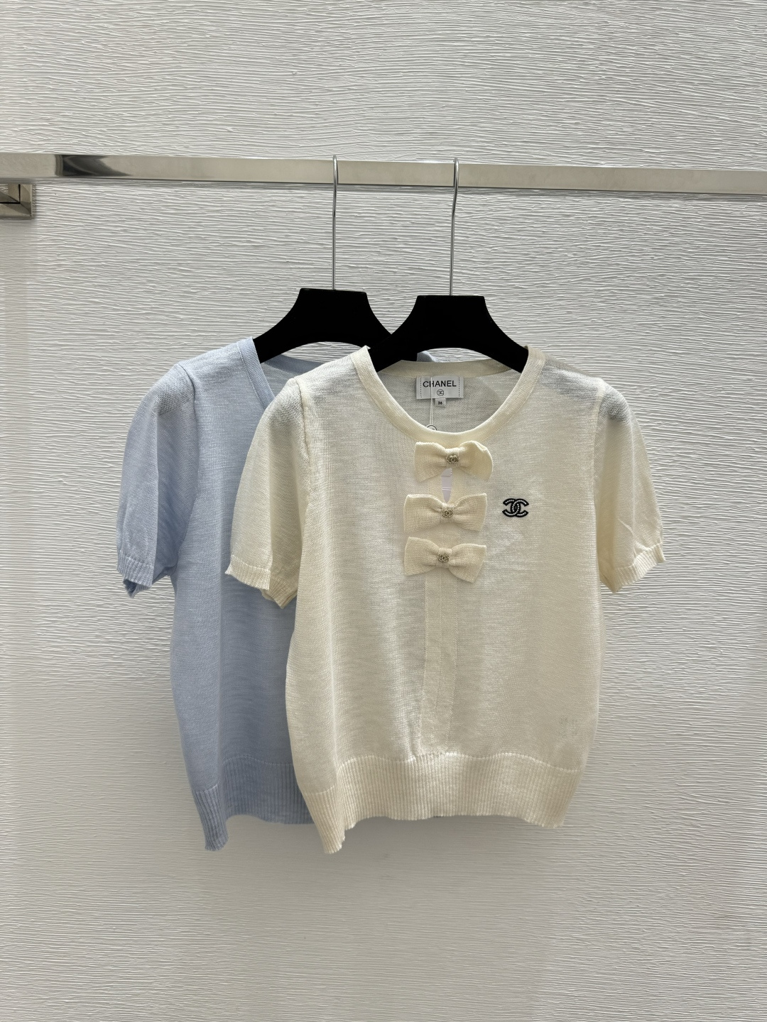 🆕CH家🆕 早春新款 纯色蝴蝶结圆领针织短袖颜色：白色 蓝色尺码：36.38.40