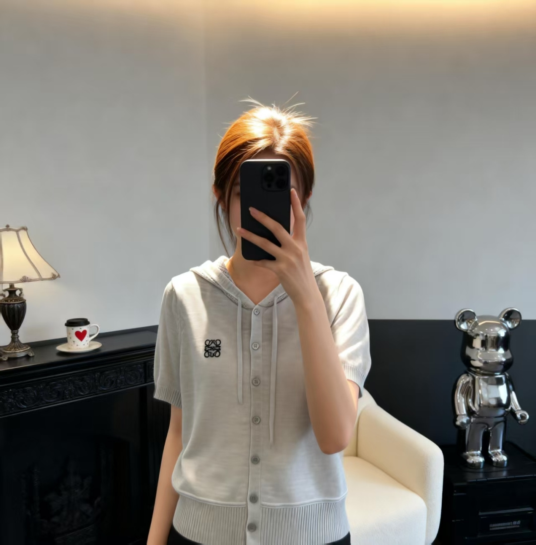 🆕LO家🆕 早春新款 纯色连帽针织短袖开衫颜色：白色 灰色尺码：36.38.40