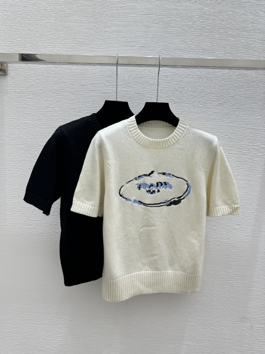 🆕P家🆕 早春新款 撞色字母圆领针织短袖颜色：白色 黑色尺码：36.38.40