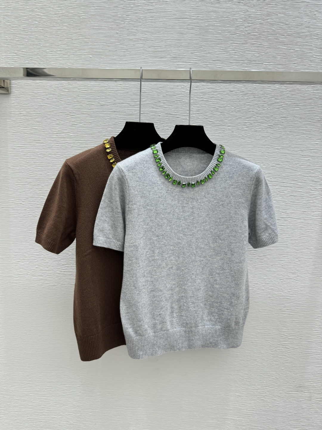 🆕P家🆕 早春新款 纯色钉珠圆领针织短袖颜色：灰色 咖啡尺码：36.38.40