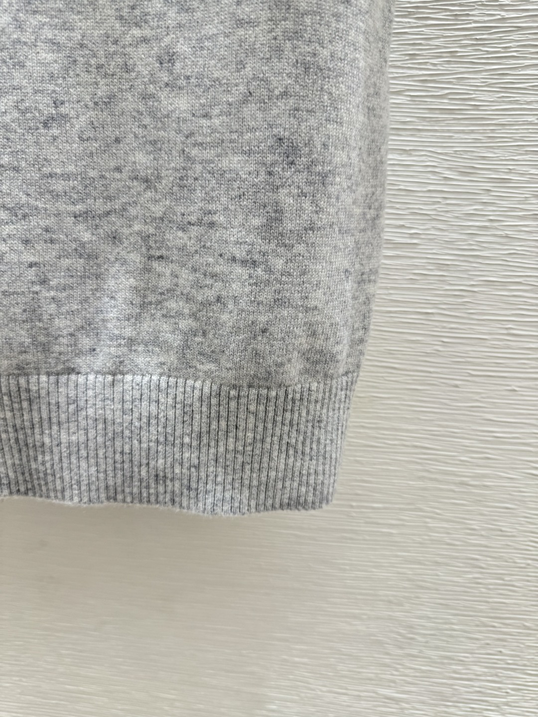 🆕P家🆕 早春新款 纯色钉珠圆领针织短袖颜色：灰色 咖啡尺码：36.38.40