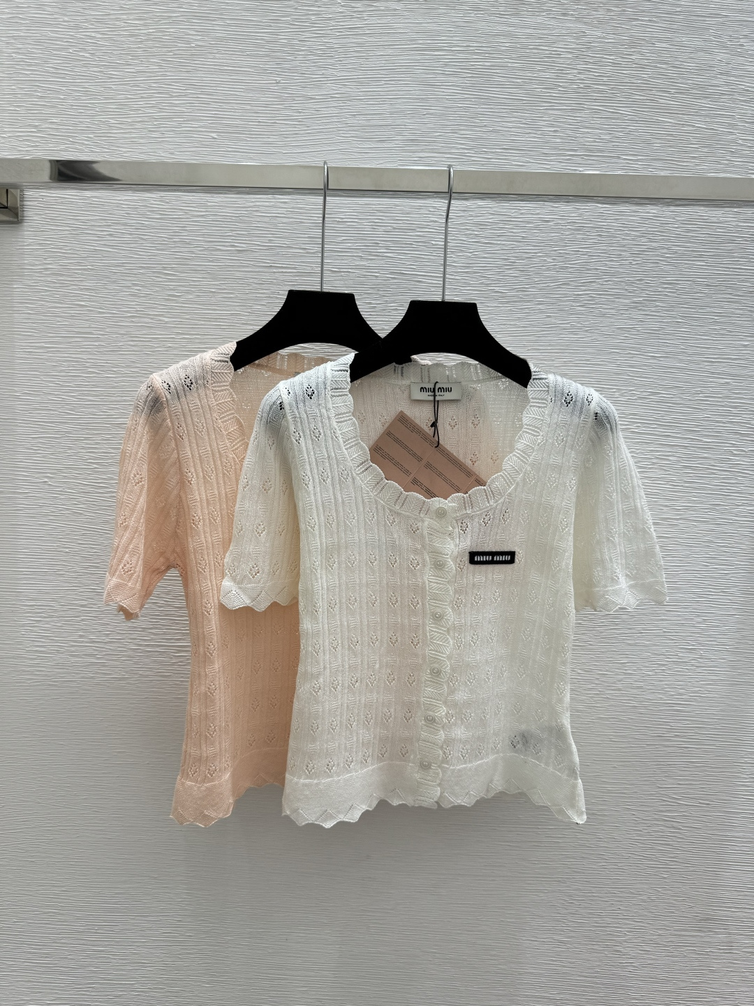 🆕M家🆕 早春新款 纯色镂空圆领针织短袖开衫颜色：白色 粉色尺码：36.38.40