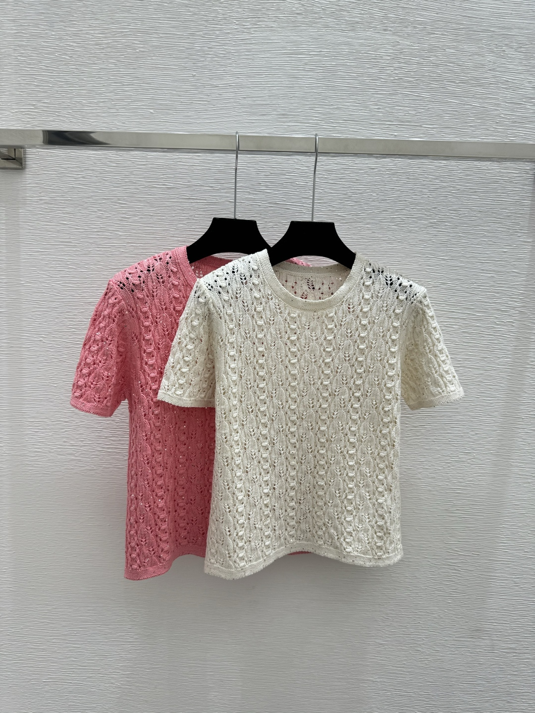 🆕BC家🆕 早春新款 纯色珠片镂空圆领针织短袖颜色：白色 粉色尺码：36.38.40