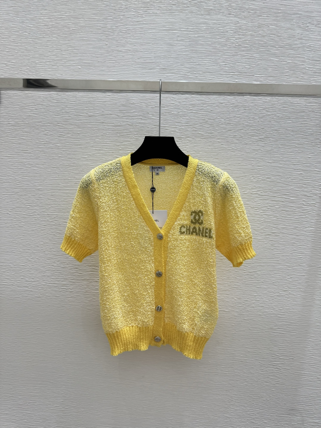 🆕CH家🆕 早春新款 撞色字母V领针织短袖开衫颜色：黄色尺码：36.38.40