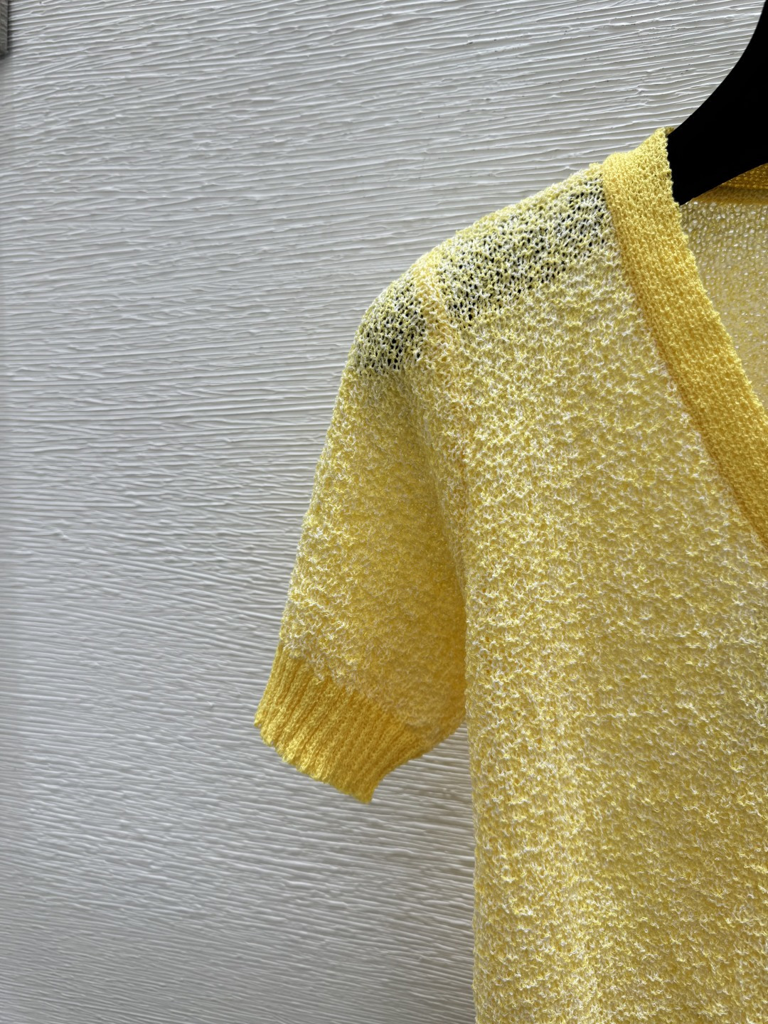 🆕CH家🆕 早春新款 撞色字母V领针织短袖开衫颜色：黄色尺码：36.38.40